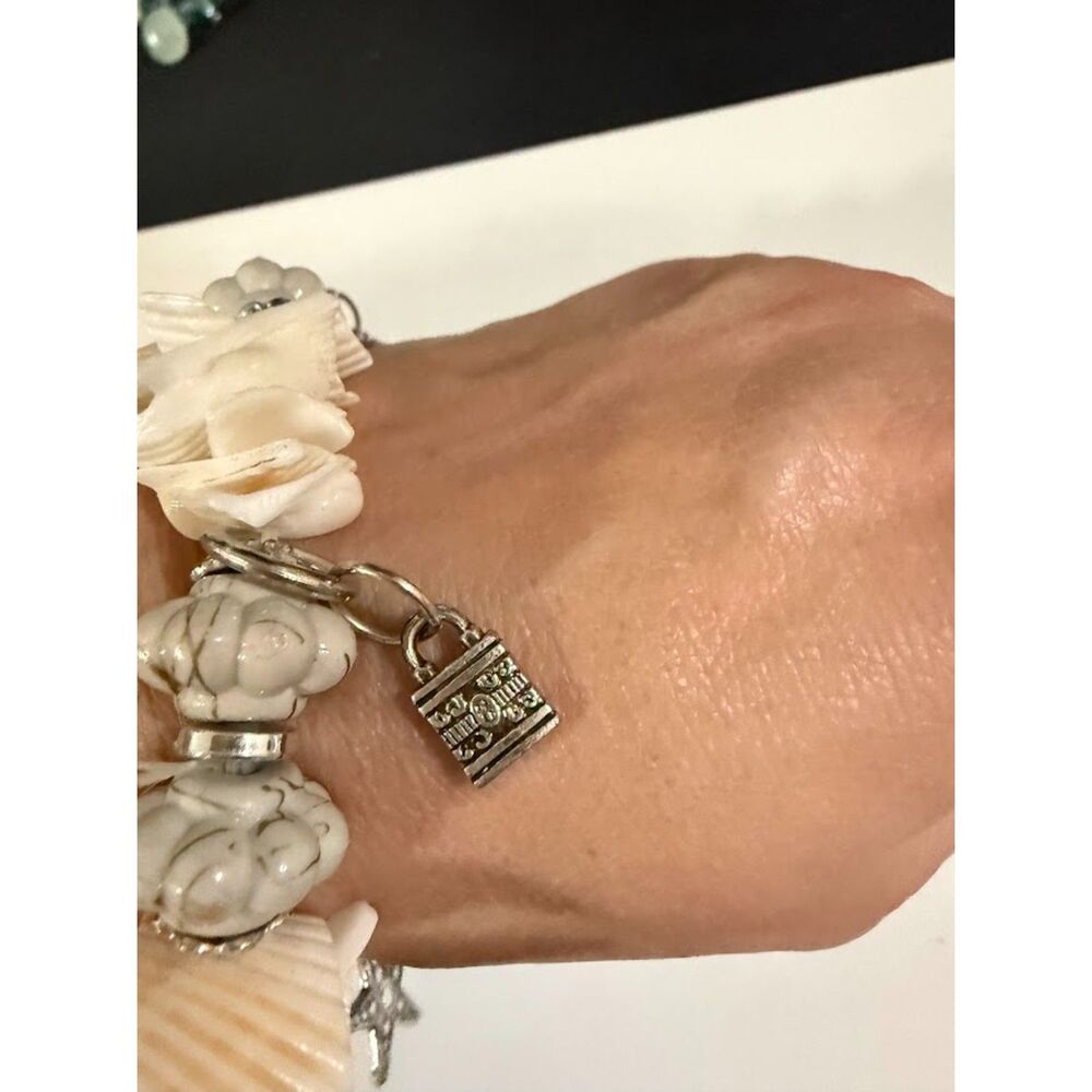 Beach-themed stretch seashell with silver-tone charms - Picture 4 of 5